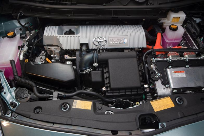 Tilos lesz otthon bütykölni az autód! Toyota Prius Plug-In motortere. Mihez nyúlnál először?