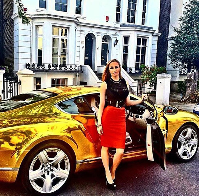 Remekül mutat a vörös szoknya az aranyszínű Bentley mellett