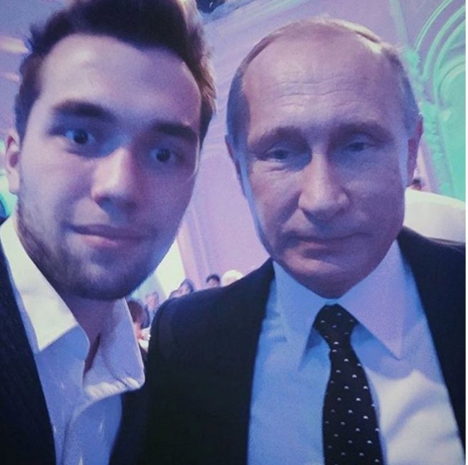 A srácok nyilván büszkék: apuka Putyin nélkül aligha lenne milliárdos