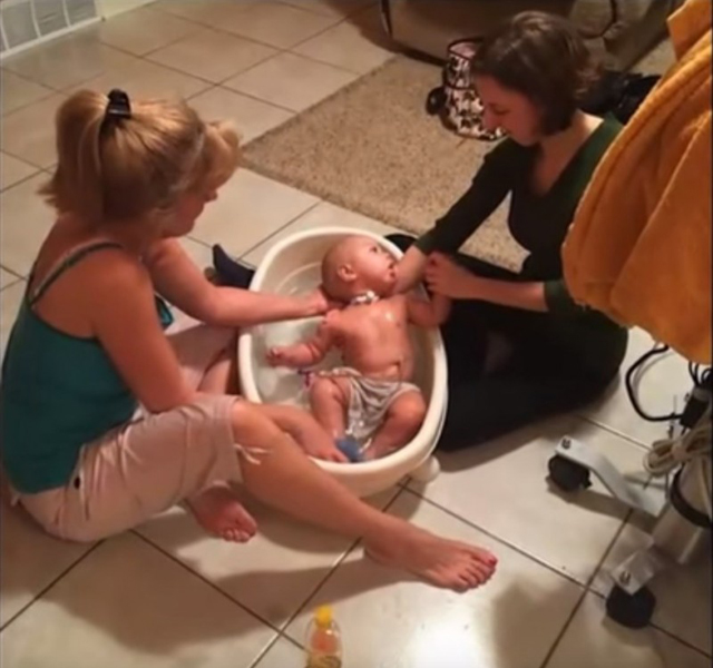 Cori és lánya fürdetik Emmalynnt