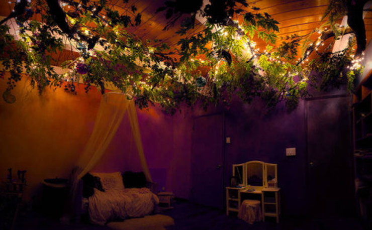 A szoba megvilágítását izzósorral oldották meg, amelyet a fa ágain vezettek végig /Fotó: Tumblr