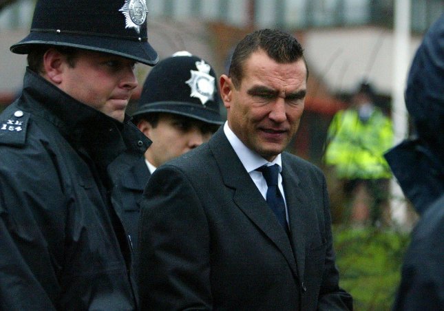 Jones 2003 decemberében: épp a bíróságról távozik egy ítélethirdetés után. Ekkor megúszta némi közmunkával és pénzbírsággal