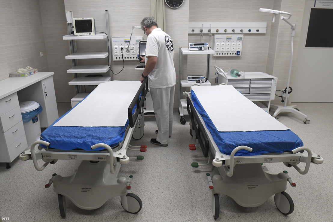 Dolgozó a Jahn Ferenc Dél-pesti Kórház 125 millió forintból felújított sürgősségi betegellátó osztályán