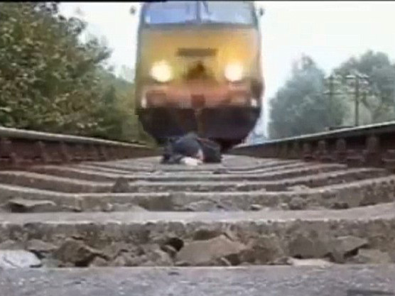 Tự sướng' trên đường ray tàu hỏa | Báo điện tử Tiền Phong