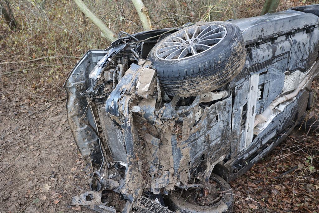 20251117_Tolna_Baleset_Fának csapódott egy autó Tolna közelében: egy embert a tűzoltók szabadítanak ki_ Foto:Mártonfai Dénes_Tolnai Népújság_MD_TN