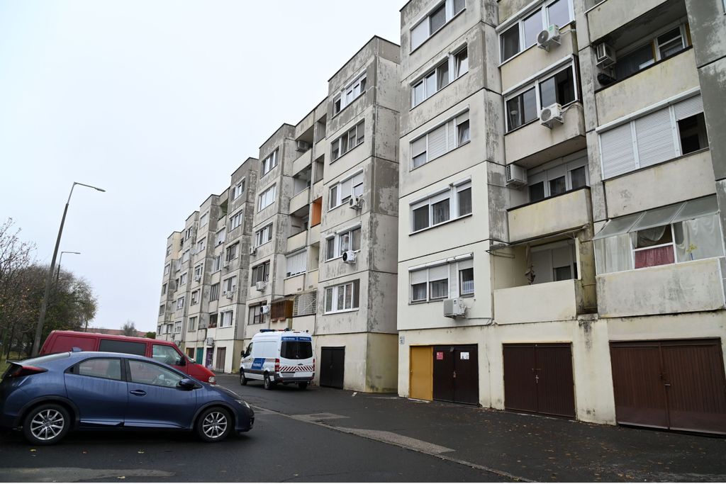Egy szolnoki lakótelep egyik épülete előtt jelentek meg a rendőrök