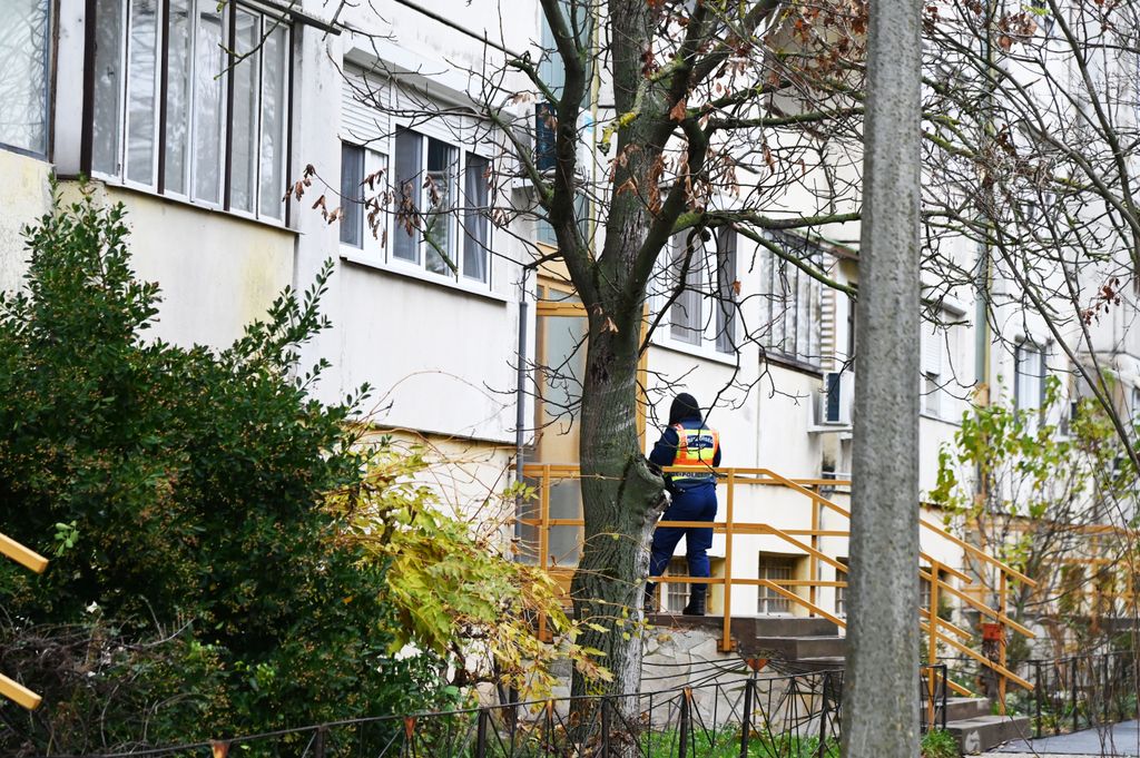 Egy szolnoki lakótelep egyik épülete előtt jelentek meg a rendőrök