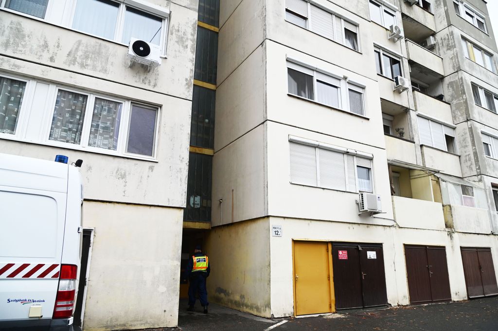 Egy szolnoki lakótelep egyik épülete előtt jelentek meg a rendőrök