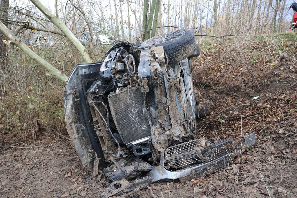 20251117_Tolna_Baleset_Fának csapódott egy autó Tolna közelében: egy embert a tűzoltók szabadítanak ki_ Foto:Mártonfai Dénes_Tolnai Népújság_MD_TN