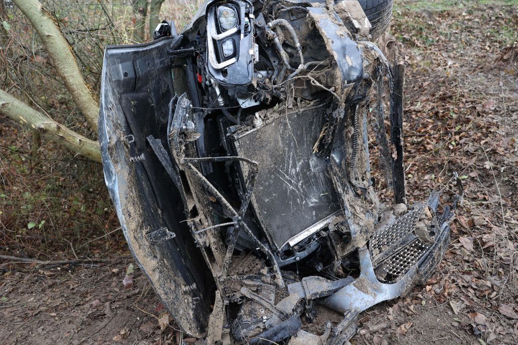 20251117_Tolna_Baleset_Fának csapódott egy autó Tolna közelében: egy embert a tűzoltók szabadítanak ki_ Foto:Mártonfai Dénes_Tolnai Népújság_MD_TN