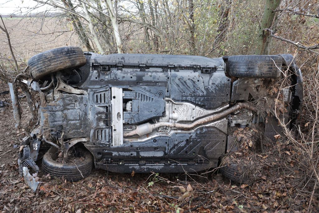 20251117_Tolna_Baleset_Fának csapódott egy autó Tolna közelében: egy embert a tűzoltók szabadítanak ki_ Foto:Mártonfai Dénes_Tolnai Népújság_MD_TN