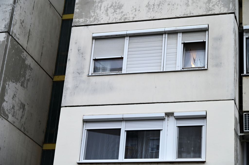 Egy szolnoki lakótelep egyik épülete előtt jelentek meg a rendőrök