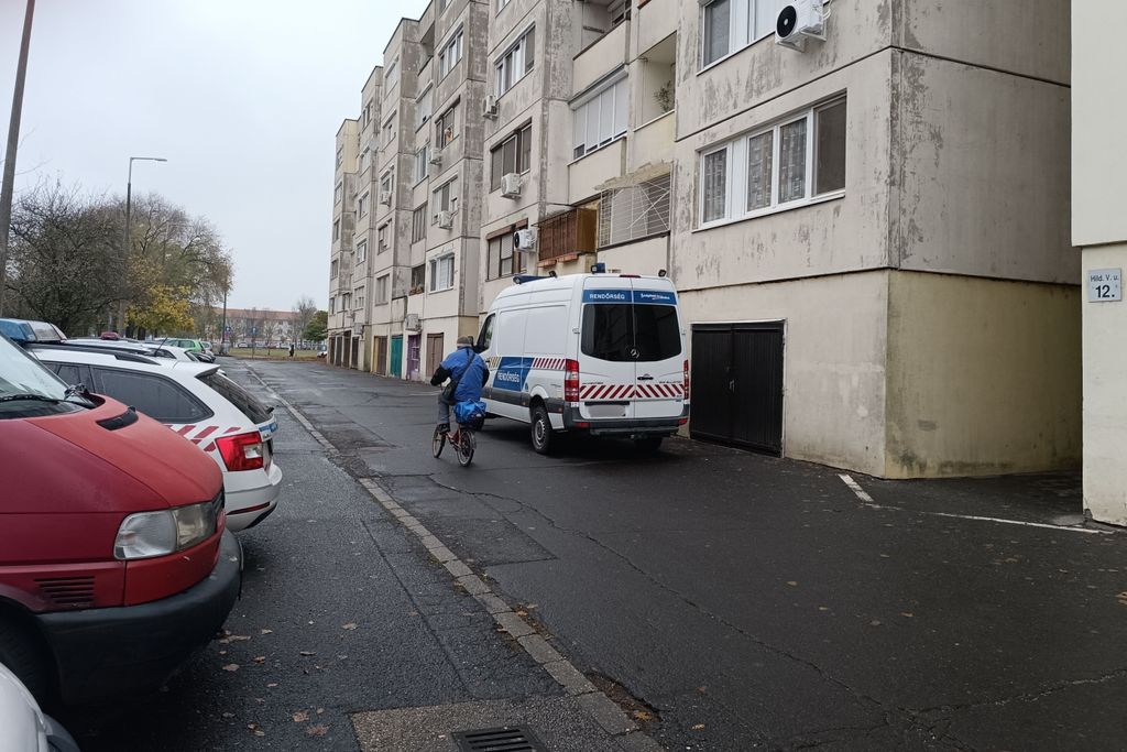 Egy szolnoki lakótelep egyik épülete előtt jelentek meg a rendőrök