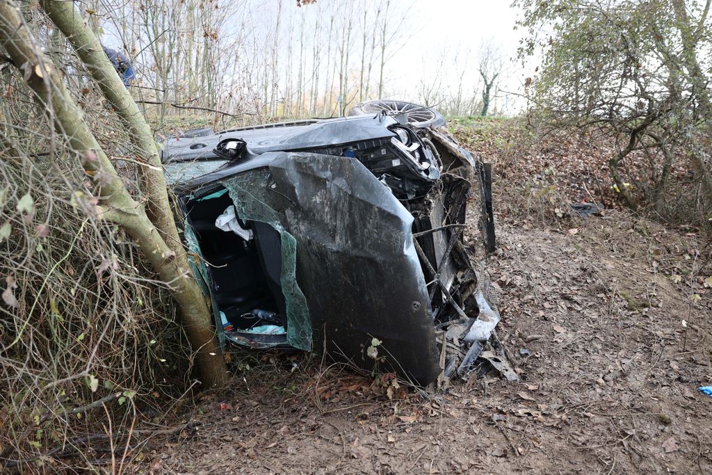 20251117_Tolna_Baleset_Fának csapódott egy autó Tolna közelében: egy embert a tűzoltók szabadítanak ki_ Foto:Mártonfai Dénes_Tolnai Népújság_MD_TN