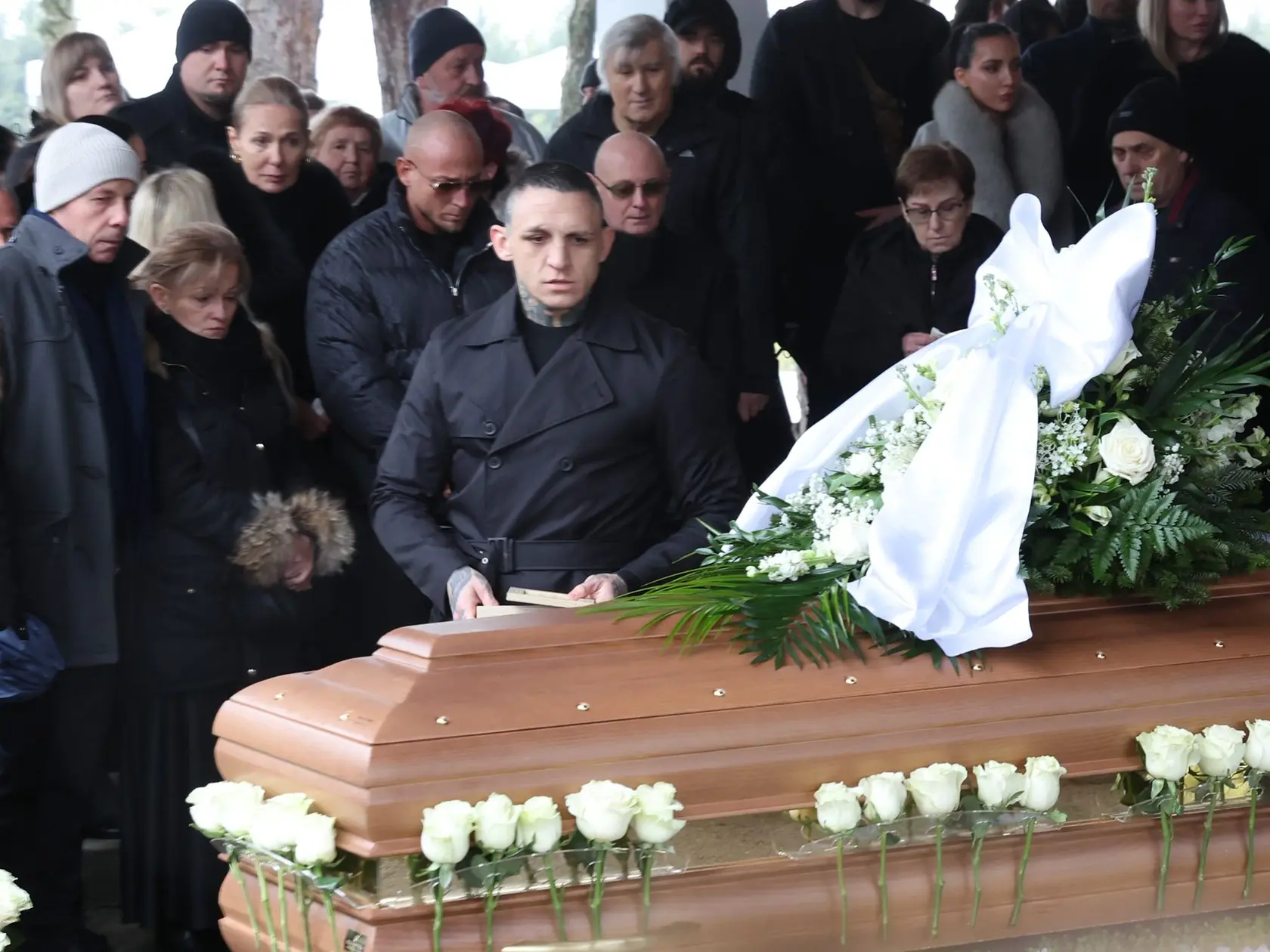Az utolsó búcsú Monika Jákliovától († 31). A képen Boráros Gábor, mögötte szemüveges Dobosi Roderik.